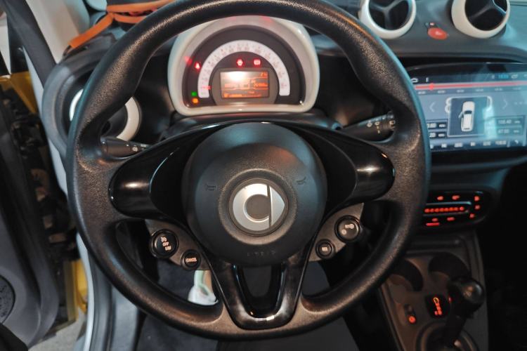 Used smart fortwo 2015 1.0L 52 kW hardtop Dynamic version Steering Wheel