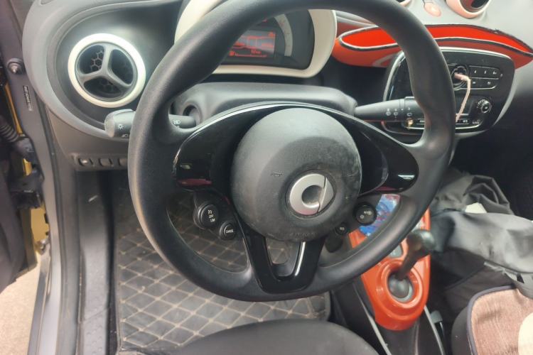 Used smart fortwo 2015 1.0L 52 kW hardtop Dynamic version Steering Wheel