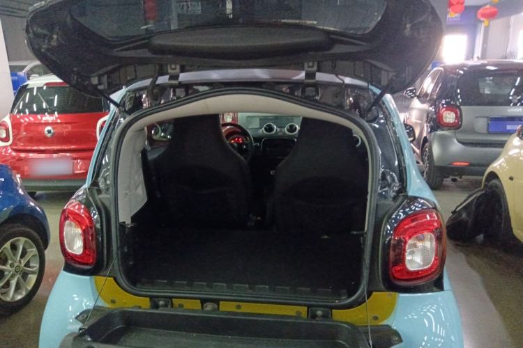 Used smart fortwo 2015 1.0L 52 kW hardtop Dynamic version Trunk