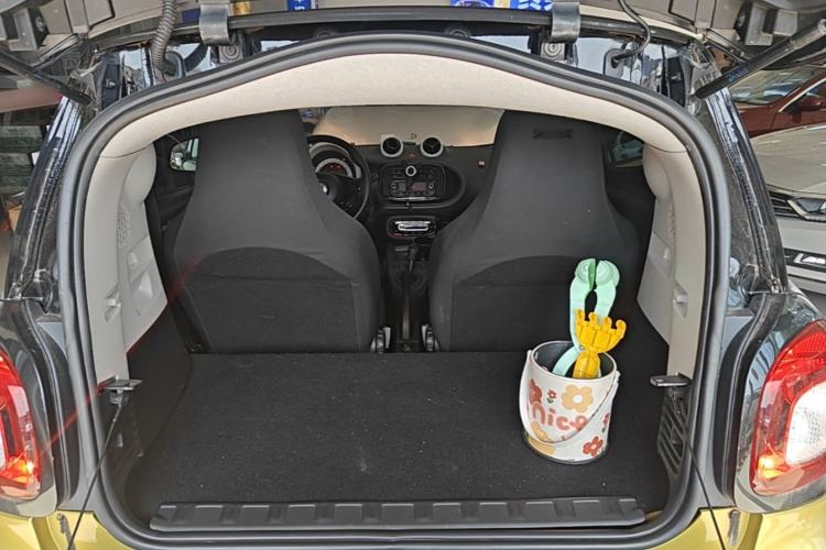 Used smart fortwo 2015 1.0L 52 kW hardtop Dynamic version Trunk