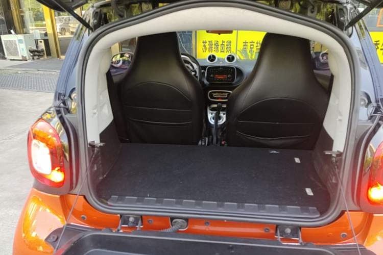 Used smart fortwo 2015 1.0L 52 kW hardtop Dynamic version Trunk