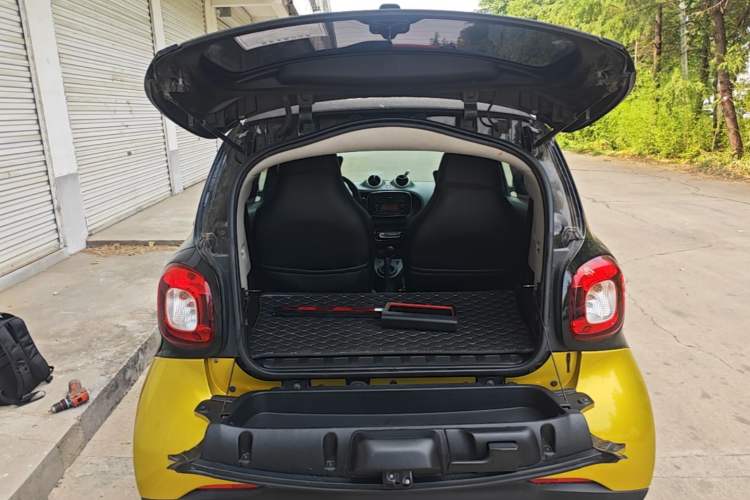 Used smart fortwo 2015 1.0L 52 kW hardtop Dynamic version Trunk