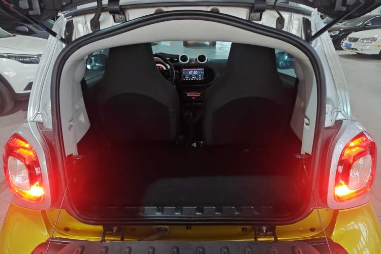 Used smart fortwo 2015 1.0L 52 kW hardtop Dynamic version Trunk