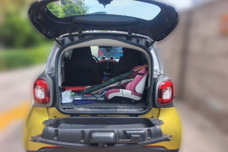 Used smart fortwo 2015 1.0L 52 kW hardtop Dynamic version Trunk