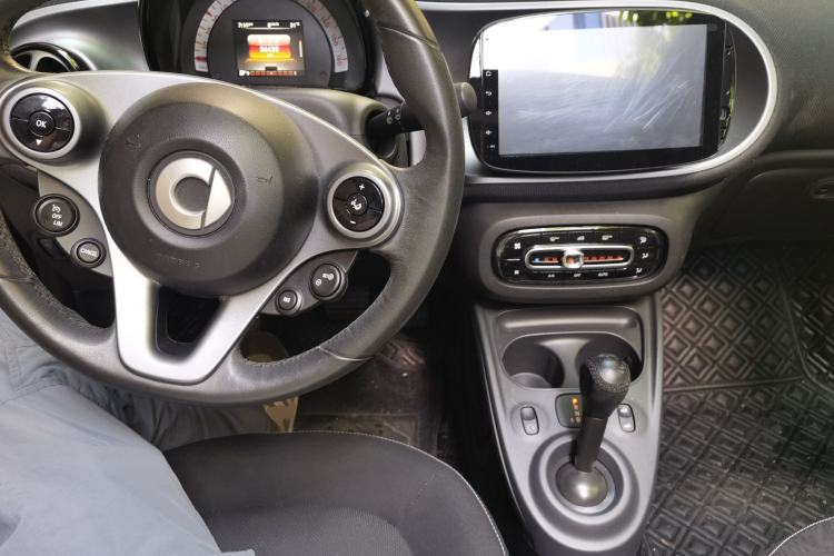 Used smart fortwo 2016 1.0L 52 kW Convertible Passion Edition Center Console