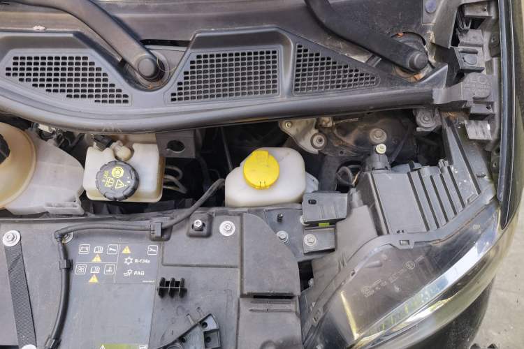 Used smart fortwo 2016 1.0L 52 kW Convertible Passion Edition Engine Bay Left