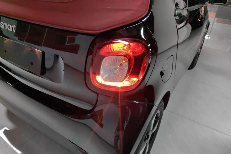 Used smart fortwo 2016 1.0L 52 kW Convertible Passion Edition Exterior 6