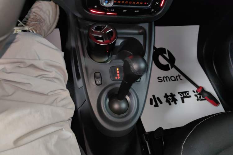 Used smart fortwo 2016 1.0L 52 kW Convertible Passion Edition Gear Lever