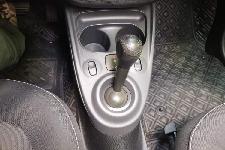 Used smart fortwo 2016 1.0L 52 kW Convertible Passion Edition Gear Lever