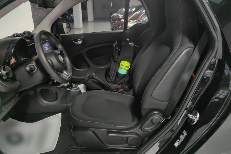 Used smart fortwo 2016 1.0L 52 kW Convertible Passion Edition Interior 4