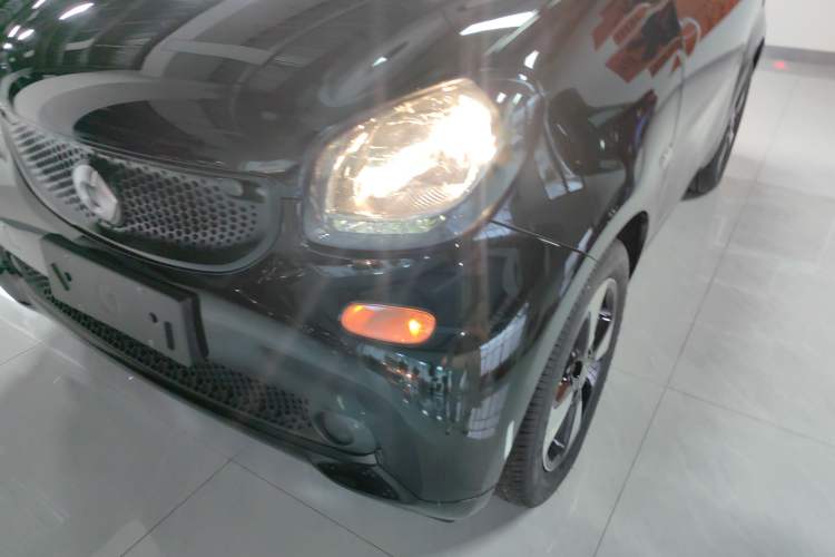 Used smart fortwo 2016 1.0L 52 kW Convertible Passion Edition Left Front Headlight