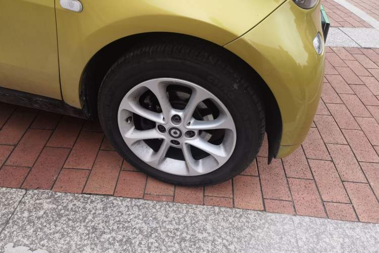 Used smart fortwo 2016 1.0L Grey Ranger Special Edition Right Front Wheel Hub