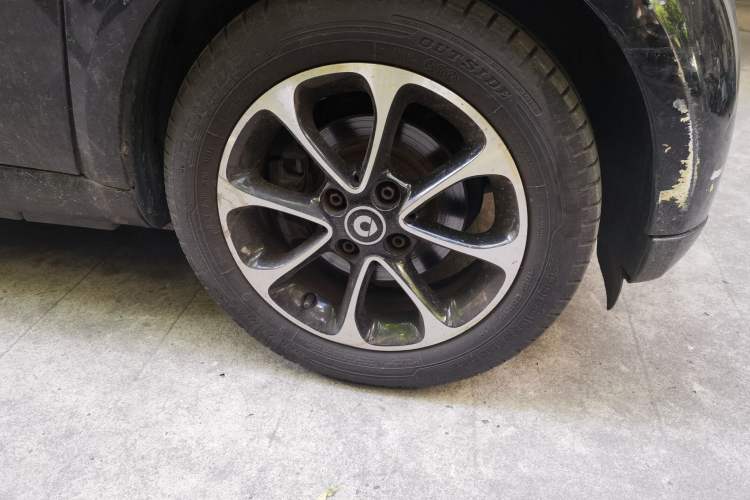 Used smart fortwo 2016 1.0L 52 kW Convertible Passion Edition Right Front Wheel Hub