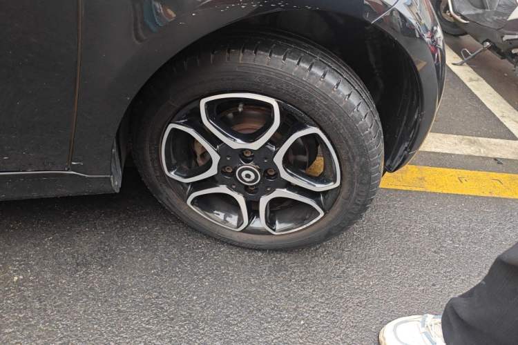 Used smart fortwo 2016 0.9T 66 kW Convertible Pioneer Edition Right Front Wheel Hub