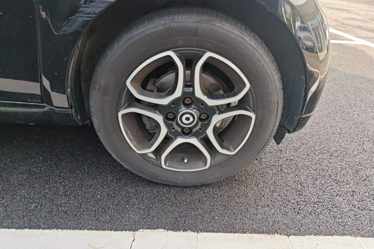 Used smart fortwo 2016 0.9T 66kW Hardtop Pioneer Edition Right Front Wheel Hub