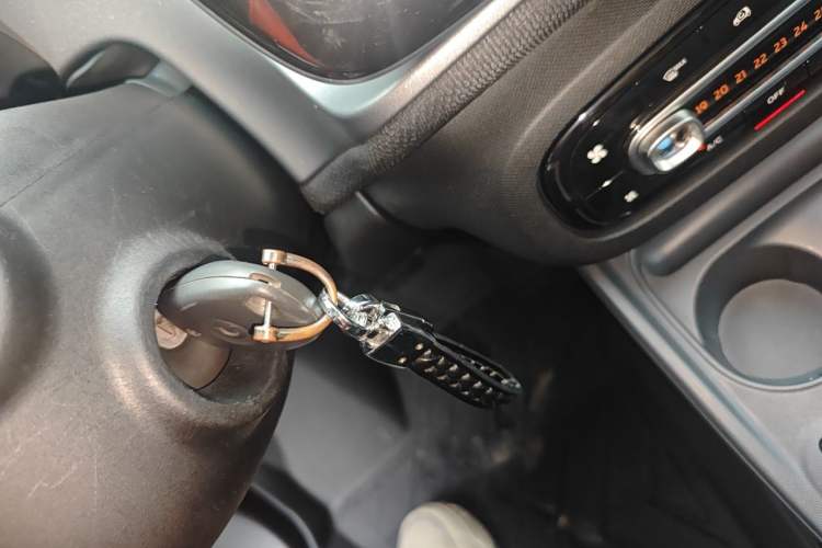 Used smart fortwo 2016 0.9T 66 kW Convertible Pioneer Edition Vehicle Key