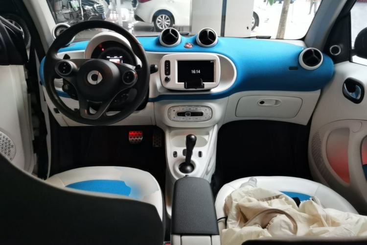 Used smart fortwo 2016 0.9T 66kW Hardtop Pioneer Edition Center Console
