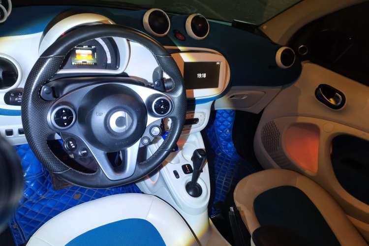 Used smart fortwo 2016 0.9T 66kW Convertible Ultimate Edition Center Console