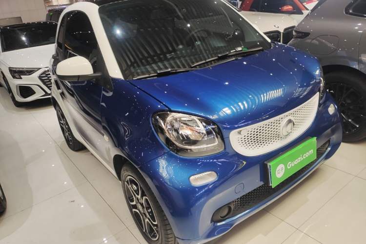 Used smart fortwo 2016 0.9T 66kW Hardtop Pioneer Edition Front Right 45 Deg