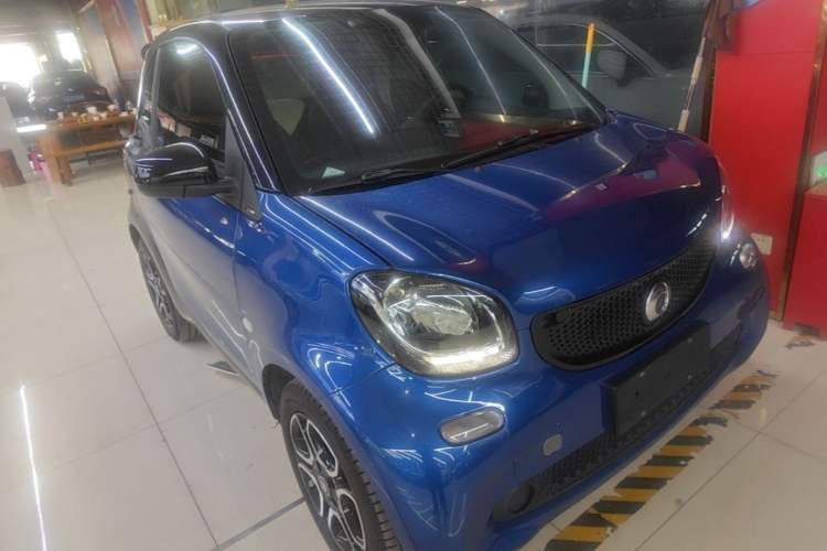 Used smart fortwo 2016 0.9T 66kW Hardtop Pioneer Edition Front Right 45 Deg