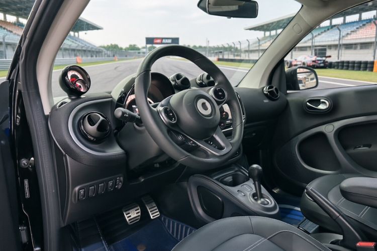 Used smart fortwo 2016 0.9T 66kW Hardtop Pioneer Edition Interior 2