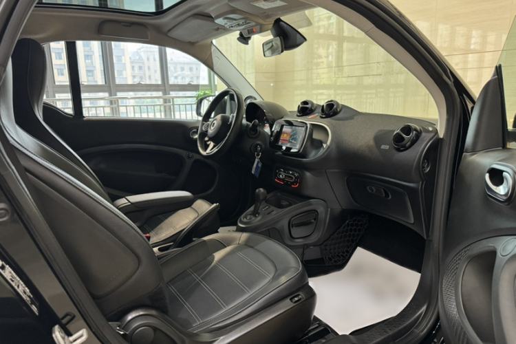 Used smart fortwo 2016 0.9T 66kW Hardtop Pioneer Edition Interior 3