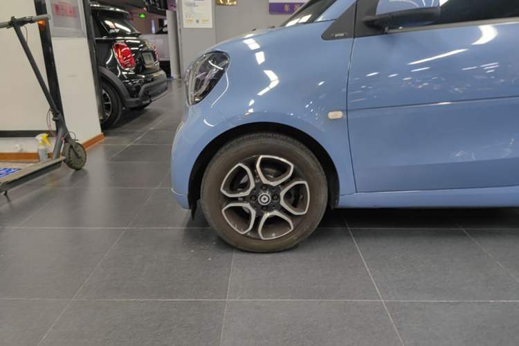 Used smart fortwo 2016 0.9T 66kW Hardtop Pioneer Edition Left Front Wheel Hub