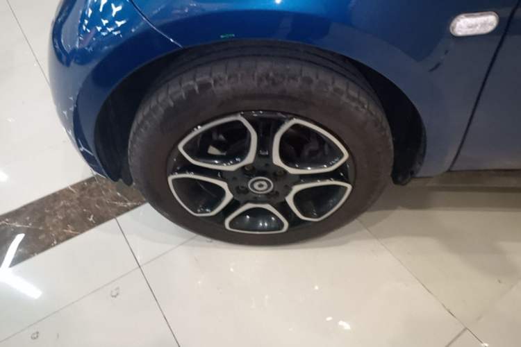 Used smart fortwo 2016 0.9T 66kW Hardtop Pioneer Edition Left Front Wheel Hub