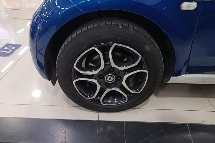 Used smart fortwo 2016 0.9T 66kW Hardtop Pioneer Edition Left Front Wheel Hub