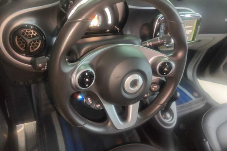 Used smart fortwo 2016 0.9T 66kW Hardtop Pioneer Edition Steering Wheel