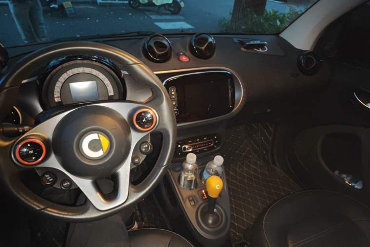 Used smart fortwo 2016 0.9T 66kW Hardtop Pioneer Edition Center Console