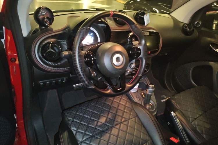 Used smart fortwo 2016 1.0L 52 kW Convertible Passion Edition Center Console