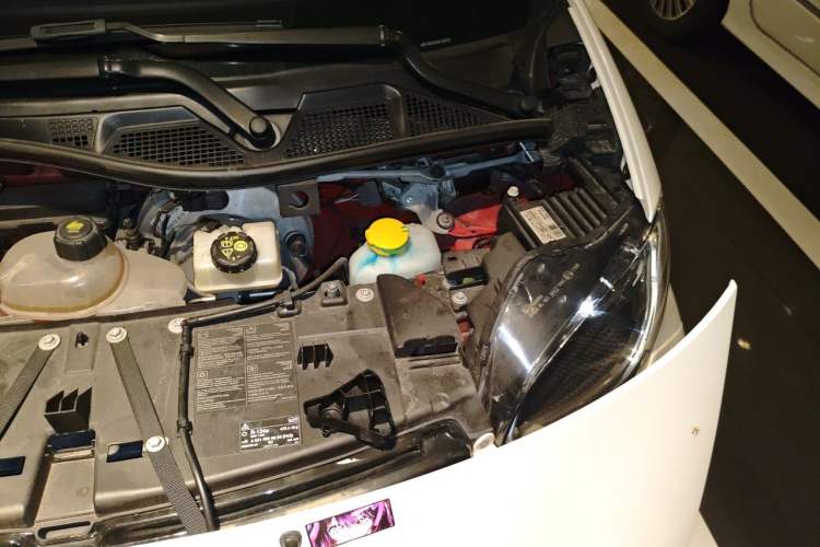 Used smart fortwo 2016 1.0L 52 kW Convertible Passion Edition Engine Bay Left