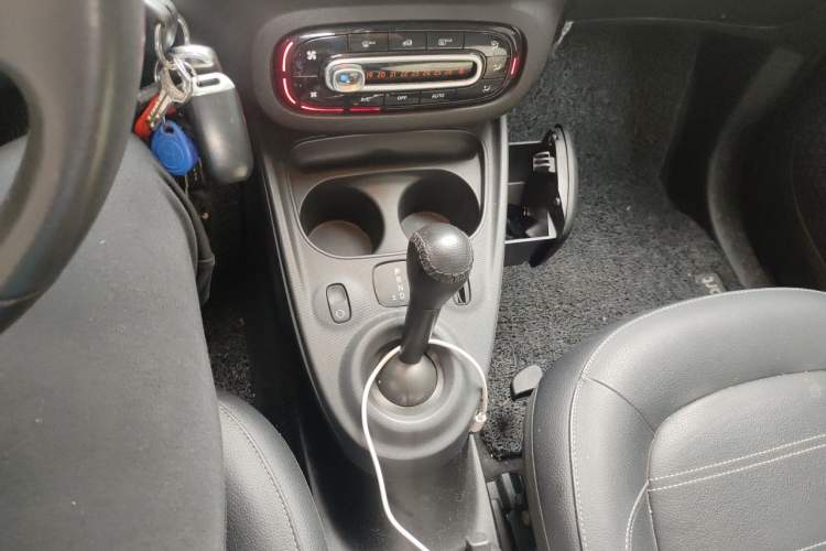 Used smart fortwo 2016 0.9T 66kW Hardtop Pioneer Edition Gear Lever