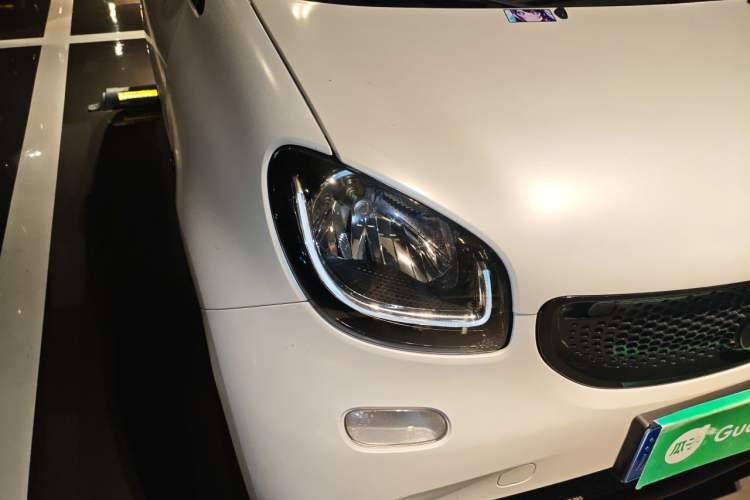 Used smart fortwo 2016 1.0L 52 kW Convertible Passion Edition Right Front Headlight