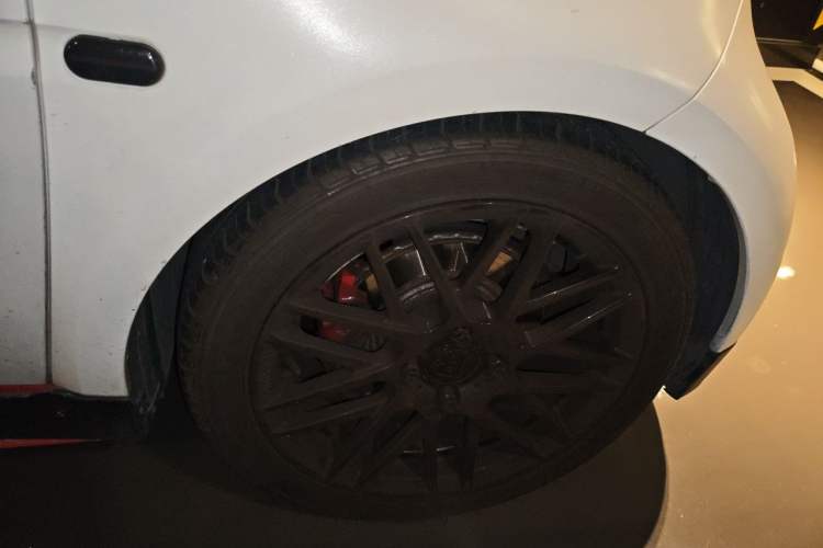 Used smart fortwo 2016 1.0L 52 kW Convertible Passion Edition Right Front Wheel Hub