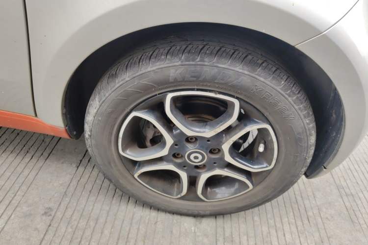 Used smart fortwo 2016 0.9T 66kW Hardtop Pioneer Edition Right Front Wheel Hub
