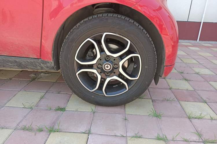 Used smart fortwo 2016 0.9T 66kW Hardtop Pioneer Edition Right Front Wheel Hub