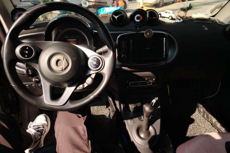 Used smart fortwo 2016 0.9T 66 kW Convertible Pioneer Edition Center Console