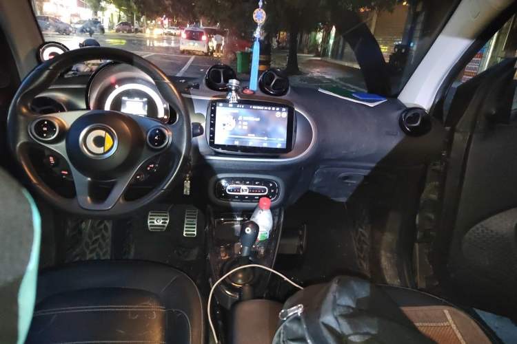 Used smart fortwo 2016 0.9T 66kW Hardtop Pioneer Edition Center Console