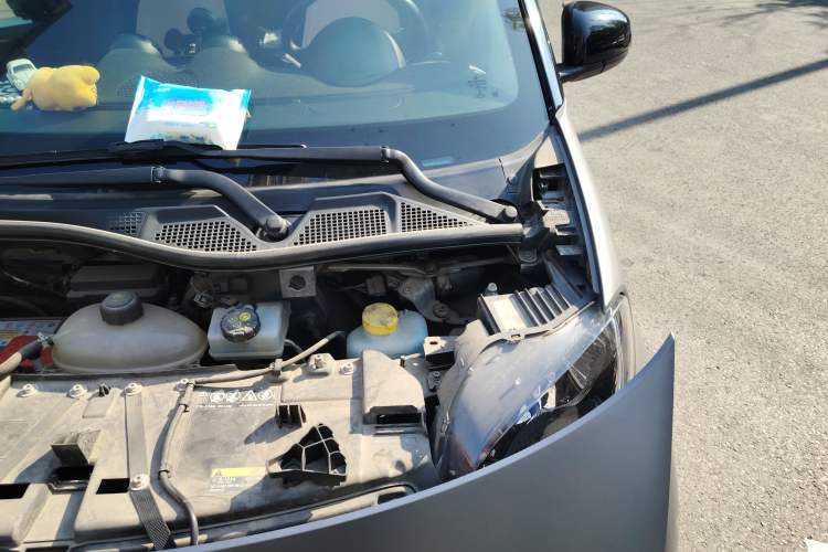 Used smart fortwo 2016 0.9T 66 kW Convertible Pioneer Edition Engine Bay Left