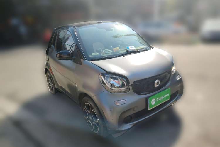 Used smart fortwo 2016 0.9T 66 kW Convertible Pioneer Edition Front Right 45 Deg