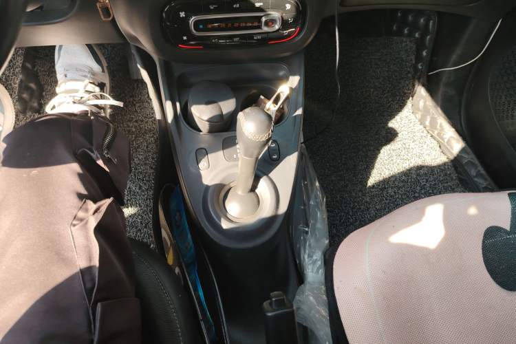 Used smart fortwo 2016 0.9T 66 kW Convertible Pioneer Edition Gear Lever