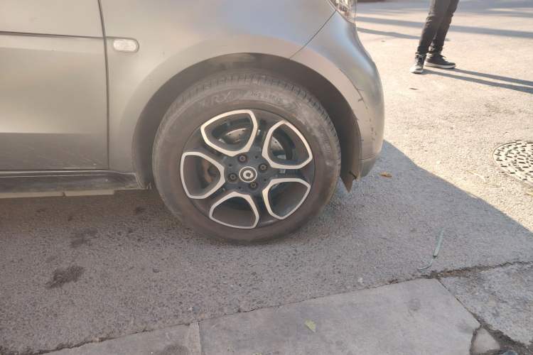 Used smart fortwo 2016 0.9T 66 kW Convertible Pioneer Edition Right Front Wheel Hub