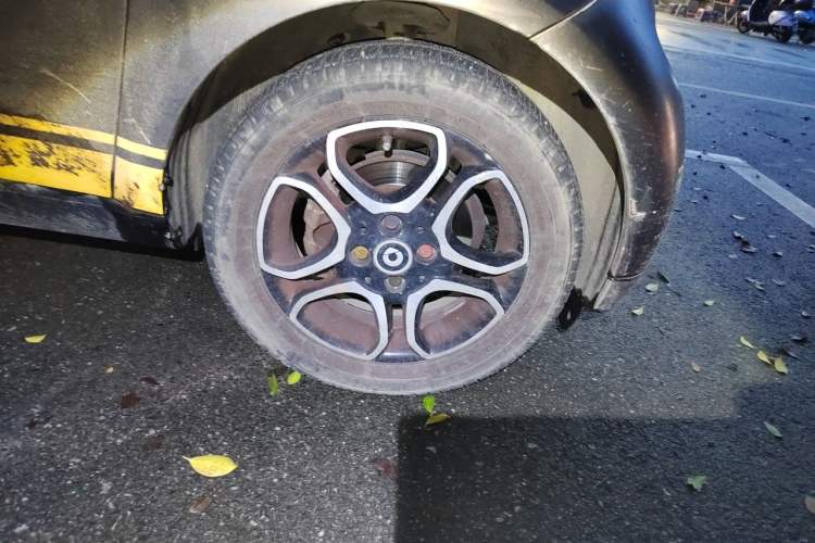 Used smart fortwo 2016 0.9T 66kW Hardtop Pioneer Edition Right Front Wheel Hub