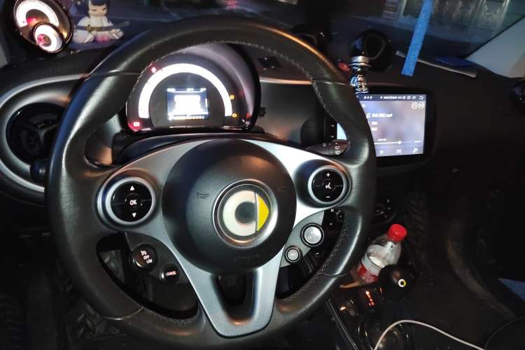 Used smart fortwo 2016 0.9T 66kW Hardtop Pioneer Edition Steering Wheel