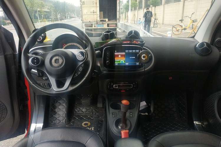 Used smart fortwo 2016 0.9T 66 kW Convertible Pioneer Edition Center Console