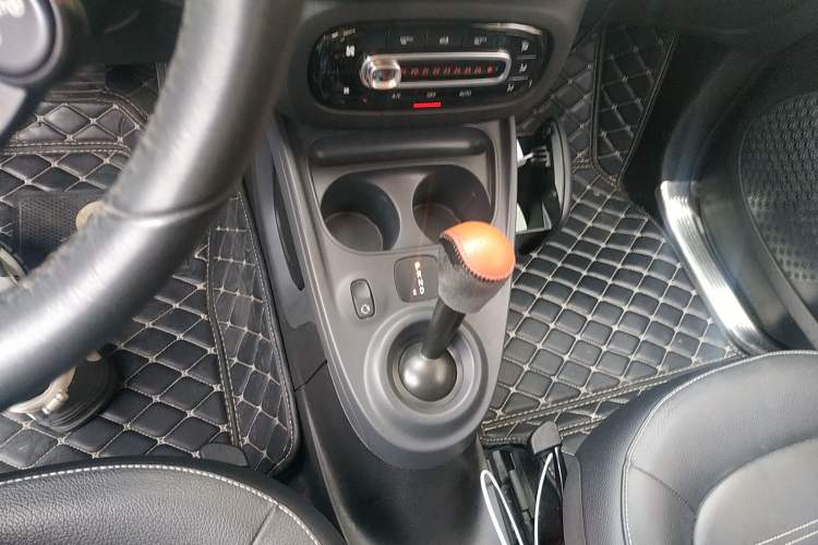 Used smart fortwo 2016 0.9T 66 kW Convertible Pioneer Edition Gear Lever