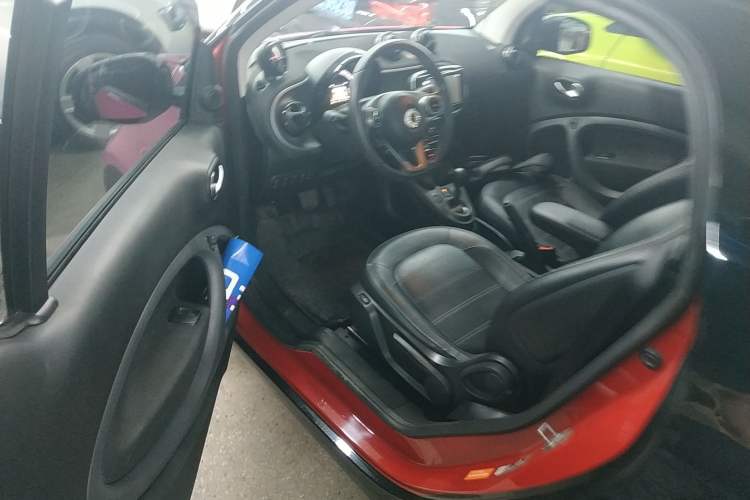 Used smart fortwo 2016 0.9T 66kW Hardtop Pioneer Edition Interior 3
