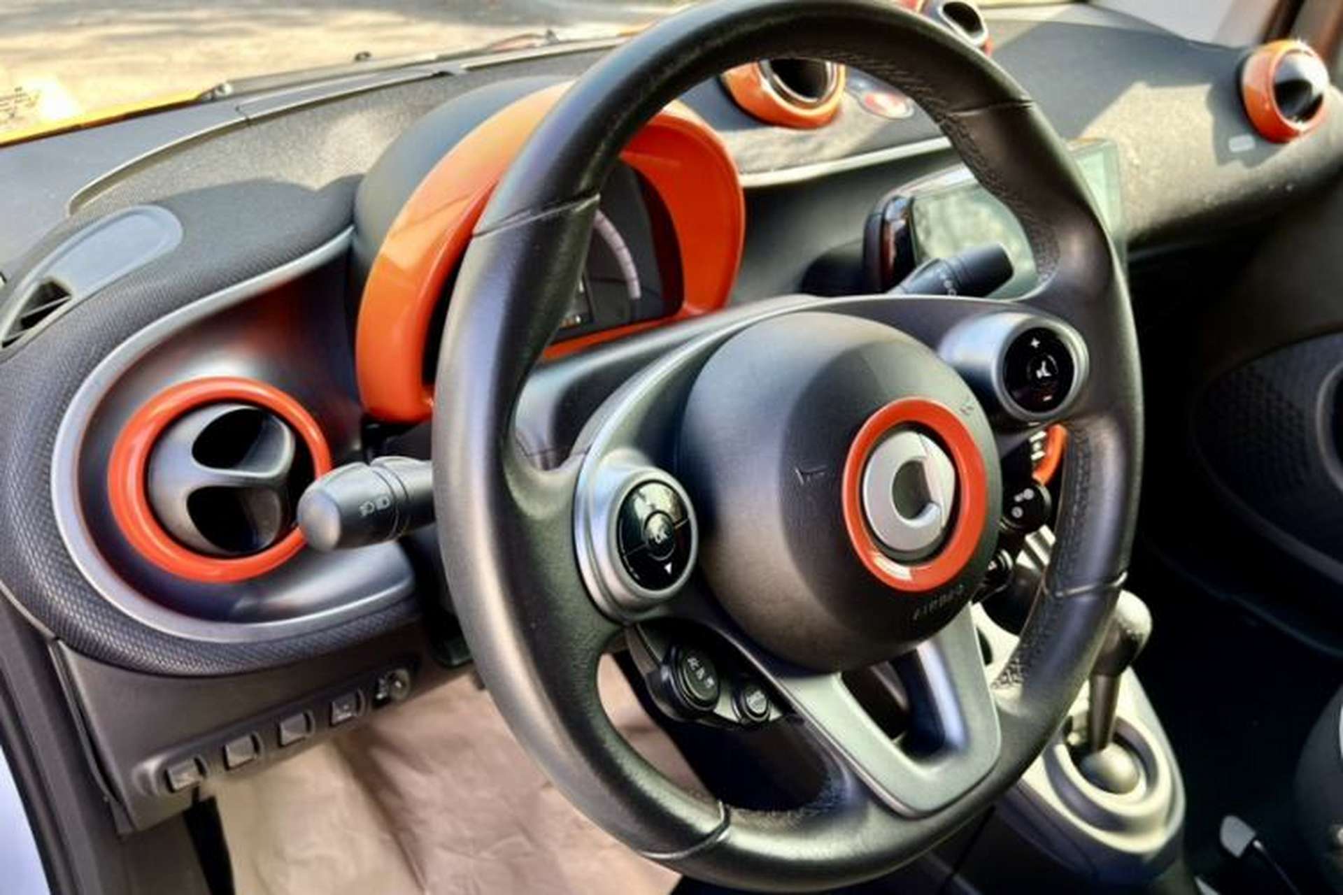 Used smart fortwo 2016 1.0L 52 kW Convertible Passion Edition Interior 3